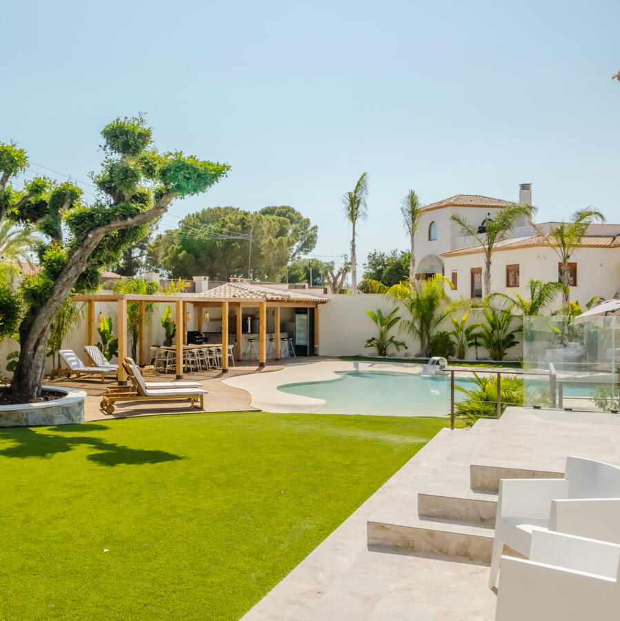 Untitled Modern Alicante villa with pool for Canadian buyers seeking Costa Blanca properties.