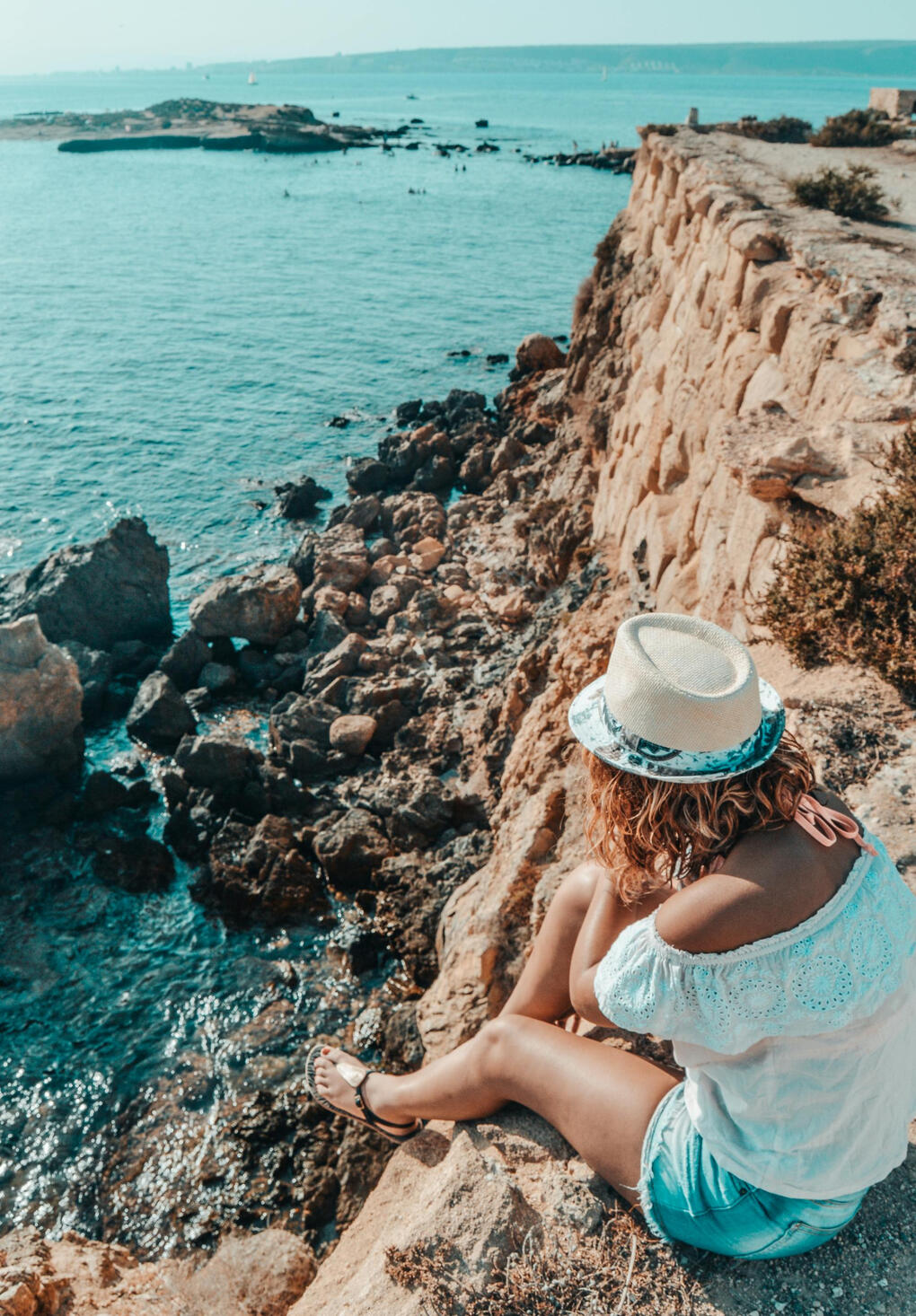Stunning Costa Blanca beach with turquoise waters, ideal for Canadians relocating to Alicante, Spain